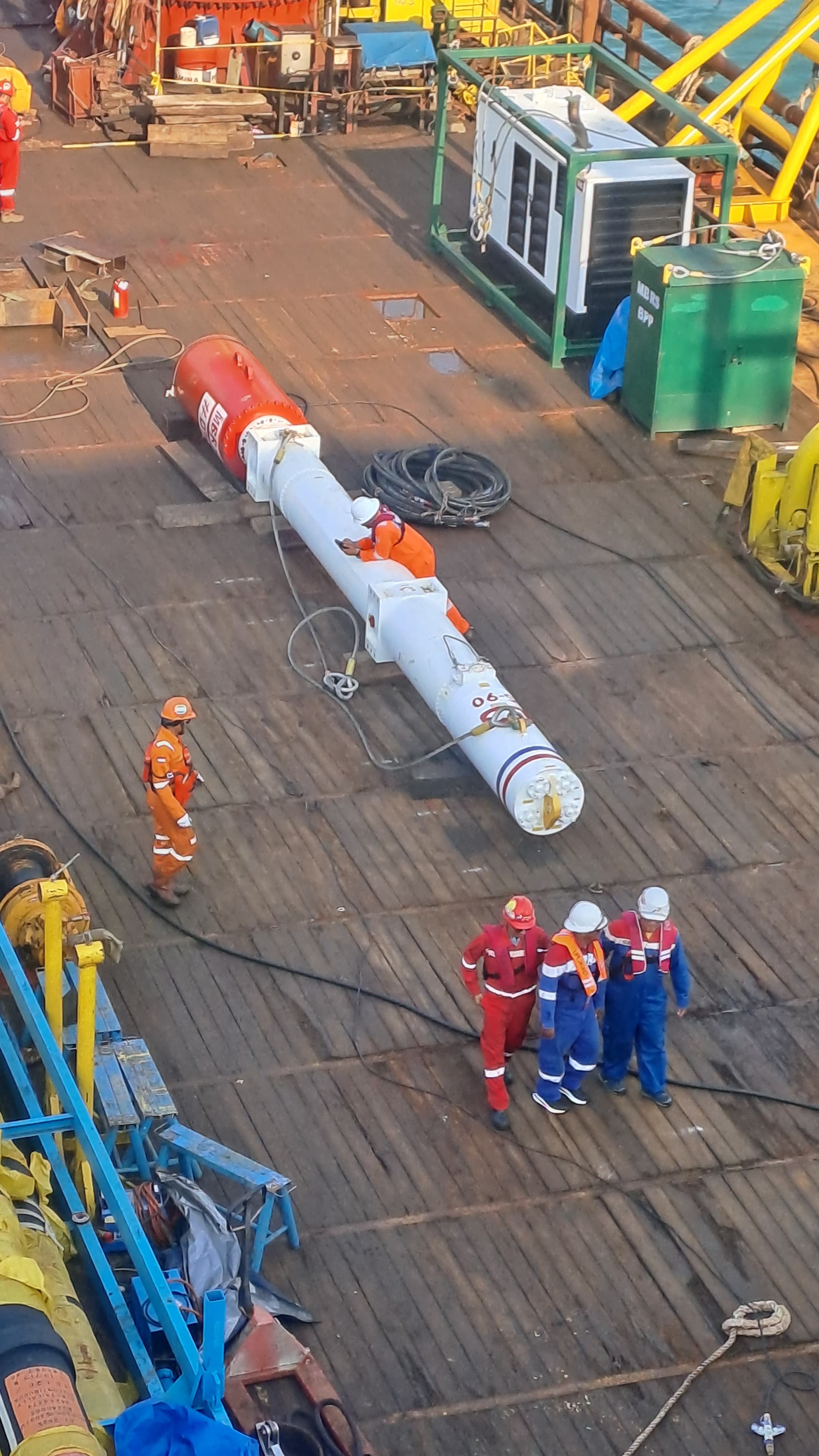 Muat pipa sbm di pelabuhan Cirebon